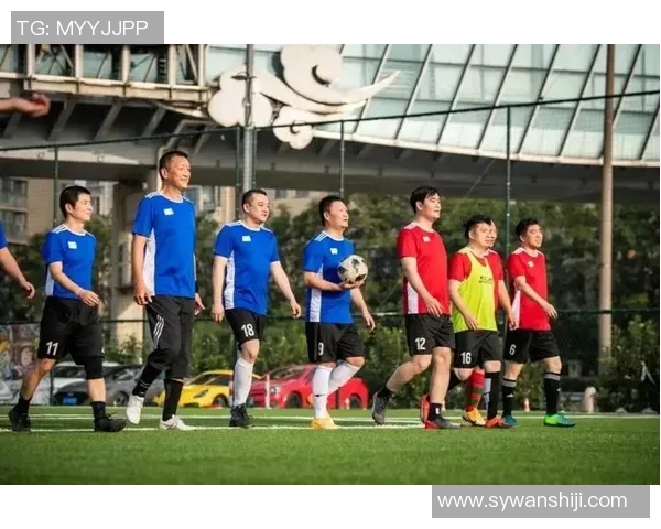 足球明星与小朋友展开趣味对决共同感受足球的快乐与激情